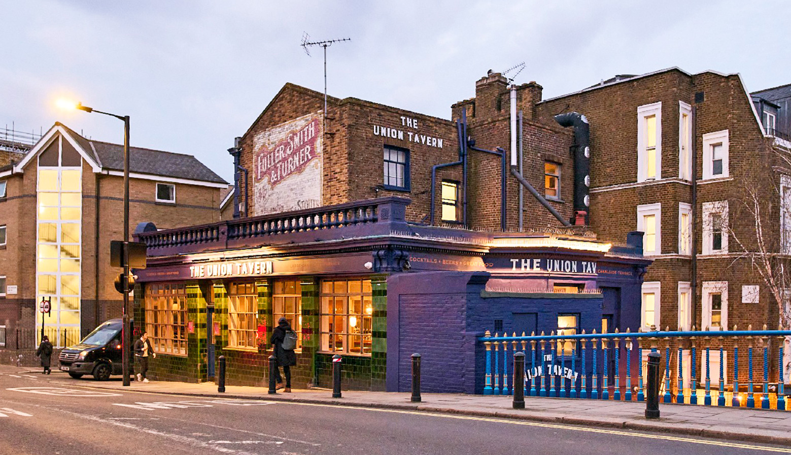 A view of the outside of The Union Tavern, sitting beside the Grand Union Canal